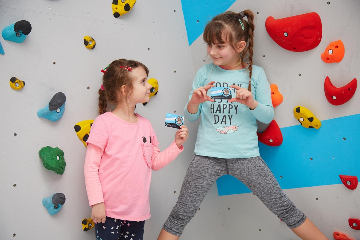 Bouldern und Klettern für Kinder mit Trainer bei den Boulderkids in der Kinderwelt der Boulderwelt Regensburg