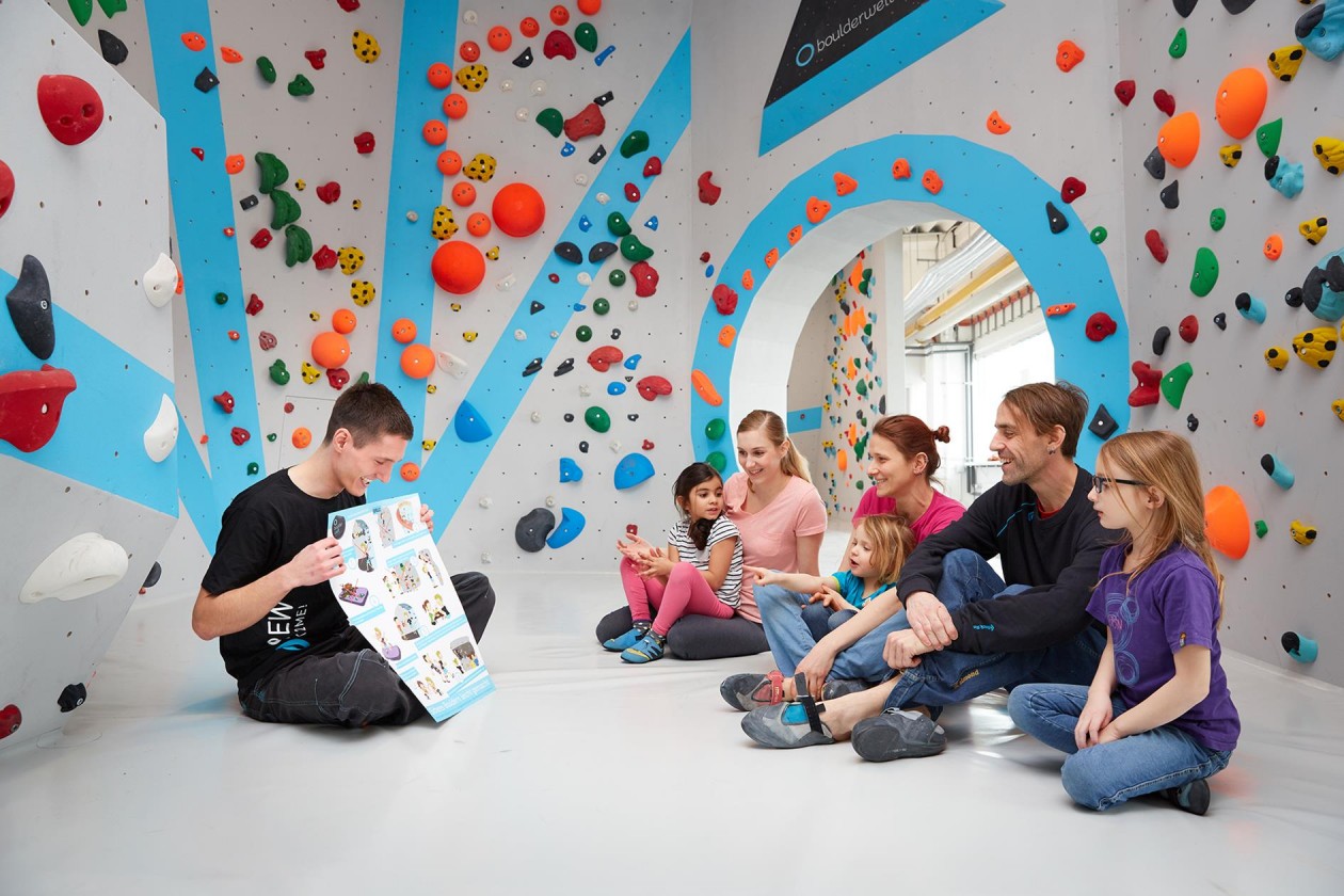 Bouldern und Klettern für Kinder mit Trainer bei den Boulderkids in der Kinderwelt der Boulderwelt Dortmund