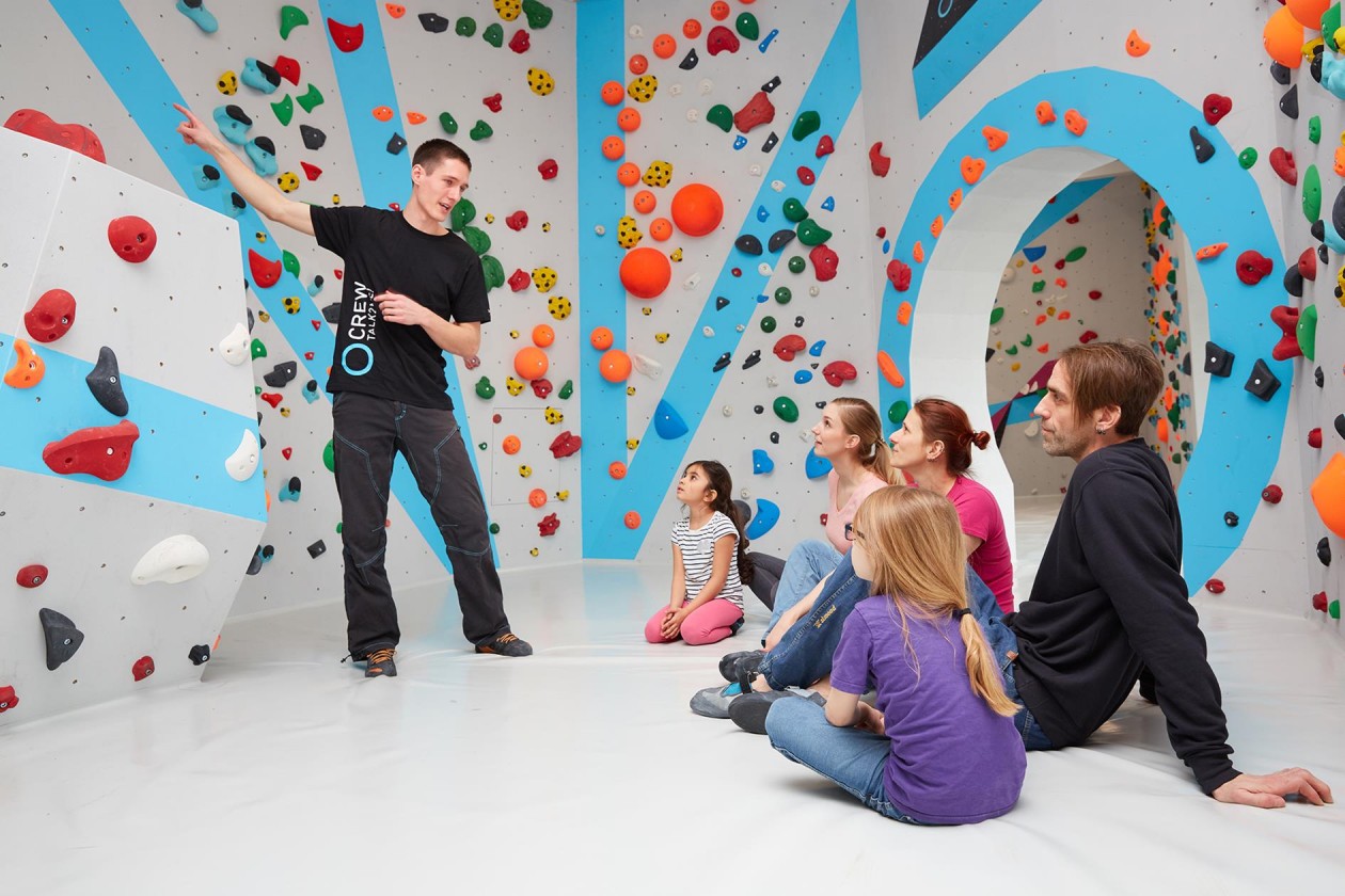 Bouldern und Klettern für Kinder mit Trainer bei den Boulderkids in der Kinderwelt der Boulderwelt Dortmund