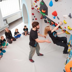 Bouldern und Klettern für Kinder mit Trainer bei den Boulderkids in der Kinderwelt der Boulderwelt Dortmund