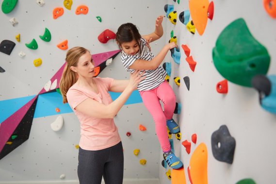 Bouldern und Klettern mit Kindern und Familie in der Kinderwelt der Boulderwelt Dortmund