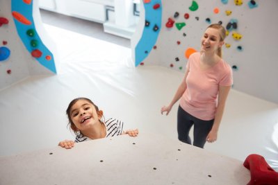 Bouldern und Klettern mit Kindern und Familie in der Kinderwelt der Boulderwelt Dortmund