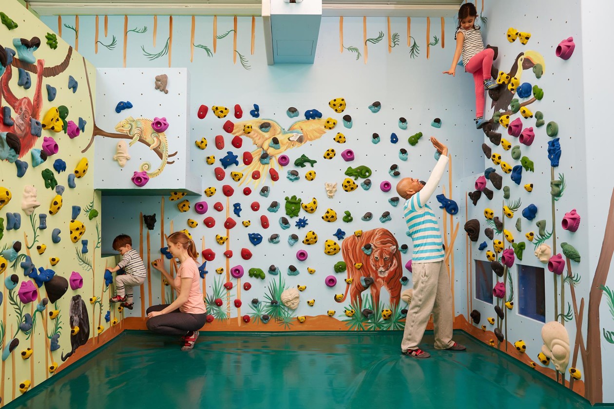 Bouldern und Klettern mit Kindern und Familie in der Kinderwelt der Boulderwelt Dortmund