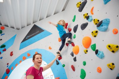 Bouldern und Klettern mit Kindern und Familie in der Kinderwelt der Boulderwelt Dortmund