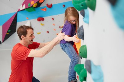 Bouldern und Klettern mit Kindern und Familie in der Kinderwelt der Boulderwelt Dortmund