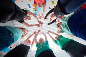 Bouldern und Klettern für Kinder mit Trainer beim Ferienprogramm in der Kinderwelt der Boulderwelt Dortmund