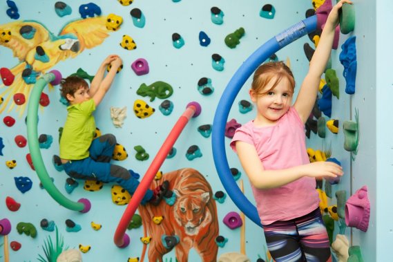 Bouldern und Klettern für Kinder mit Trainer beim Ferienprogramm in der Kinderwelt der Boulderwelt Dortmund