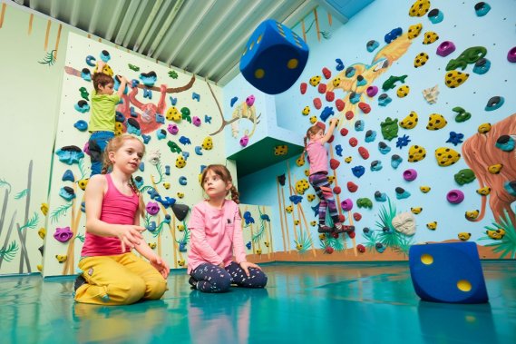 Bouldern und Klettern für Kinder mit Trainer beim Ferienprogramm in der Kinderwelt der Boulderwelt Dortmund