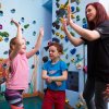 Bouldern und Klettern für Kinder mit Trainer beim Ferienprogramm in der Kinderwelt der Boulderwelt Dortmund