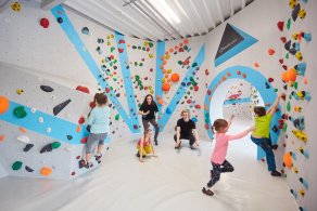 Bouldern und Klettern für Kinder mit Trainer beim Ferienprogramm in der Kinderwelt der Boulderwelt Dortmund