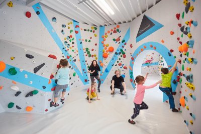 Bouldern und Klettern für Kinder mit Trainer beim Ferienprogramm in der Kinderwelt der Boulderwelt Dortmund