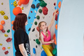 Bouldern und Klettern für Kinder mit Trainer beim Ferienprogramm in der Kinderwelt der Boulderwelt Dortmund