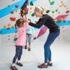 Bouldern und Klettern für Kinder mit Trainer bei den Boulderkids in der Kinderwelt der Boulderwelt Dortmund