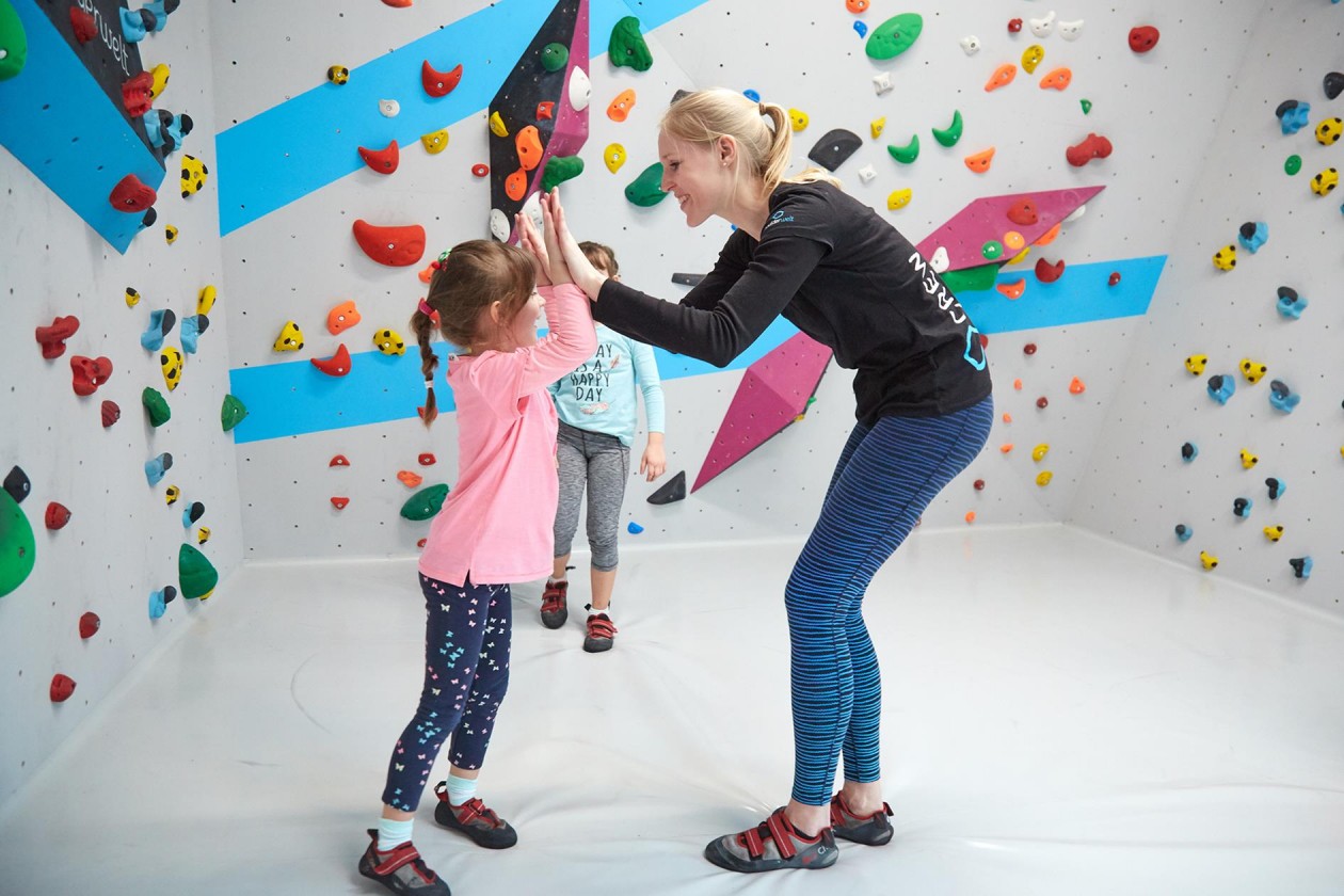 Bouldern und Klettern für Kinder mit Trainer bei den Boulderkids in der Kinderwelt der Boulderwelt Dortmund