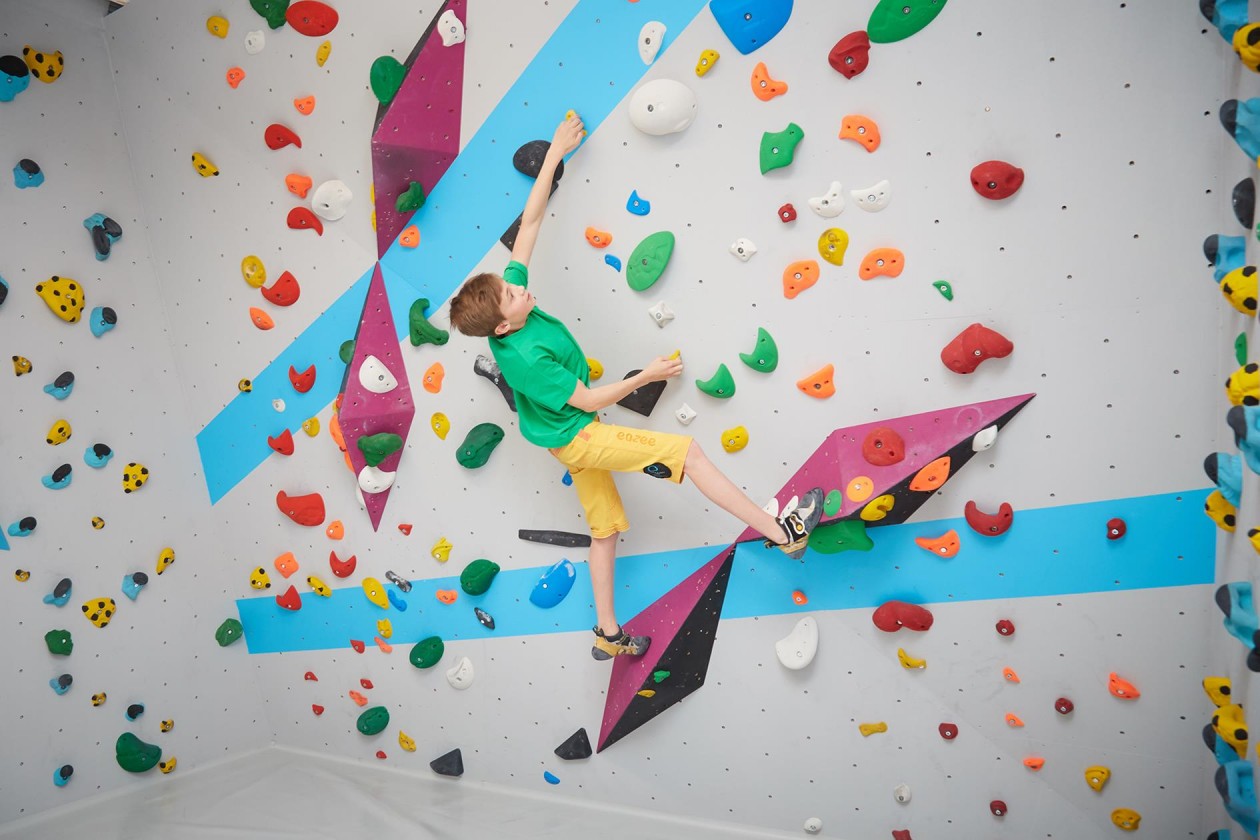 Bouldern und Klettern für starke Kinder in der Kinderwelt der Boulderwelt Regensburg