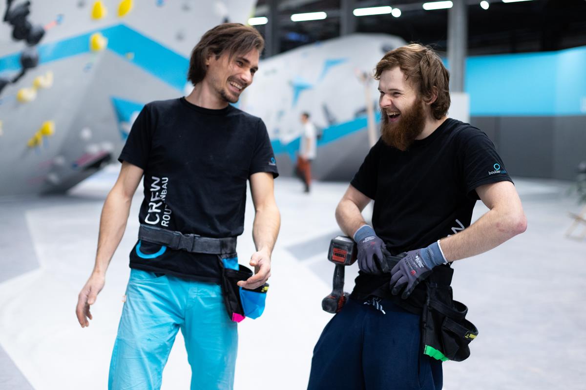 Unsere Boulderwelt Routenbauer Crew Sergej und Richard beim Schrauben 