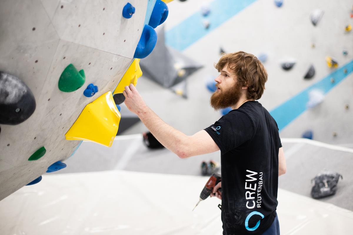 Unsere Boulderwelt Routenbauer Crew Sergej und Richard beim Schrauben