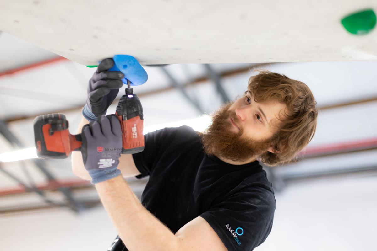 Unsere Boulderwelt Routenbauer Crew Sergej und Richard beim Schrauben