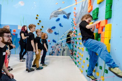 Bouldern und Klettern für Kinder und Jugendliche bei den Boulderkids in der Kinderwelt der Boulderwelt Dortmund