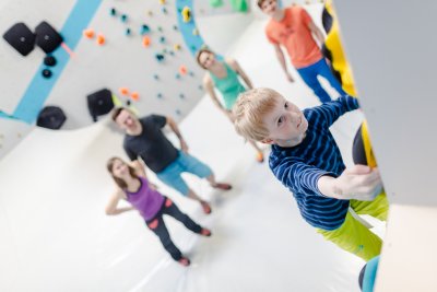 Bouldern und Klettern für Kinder und der ganzen Familie in der Kinderwelt der Boulderwelt Dortmund