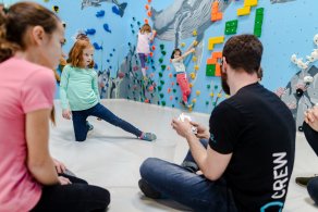 Bouldern und Klettern für Kinder und Jugendliche bei den Boulderkids in der Kinderwelt der Boulderwelt Dortmund