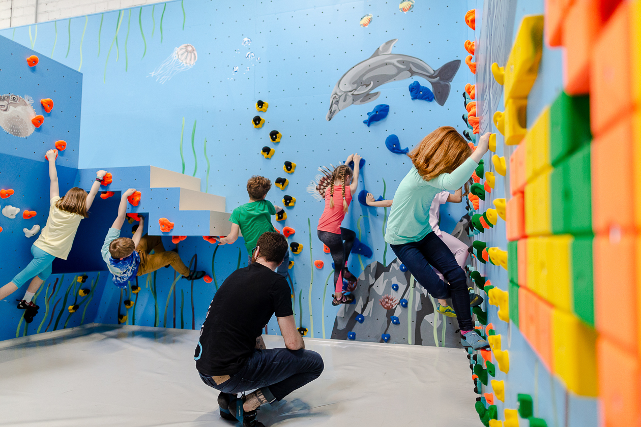 Bouldern und Klettern für Kinder und Jugendliche bei den Boulderkids in der Kinderwelt der Boulderwelt Dortmund