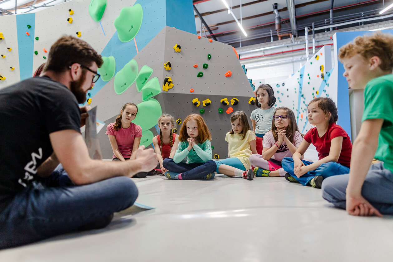 Bouldern und Klettern für Kinder und Jugendliche bei den Boulderkids in der Kinderwelt der Boulderwelt Dortmund