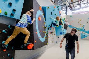 Bouldern und Klettern für Kinder und Jugendliche bei den Boulderkids in der Kinderwelt der Boulderwelt Dortmund