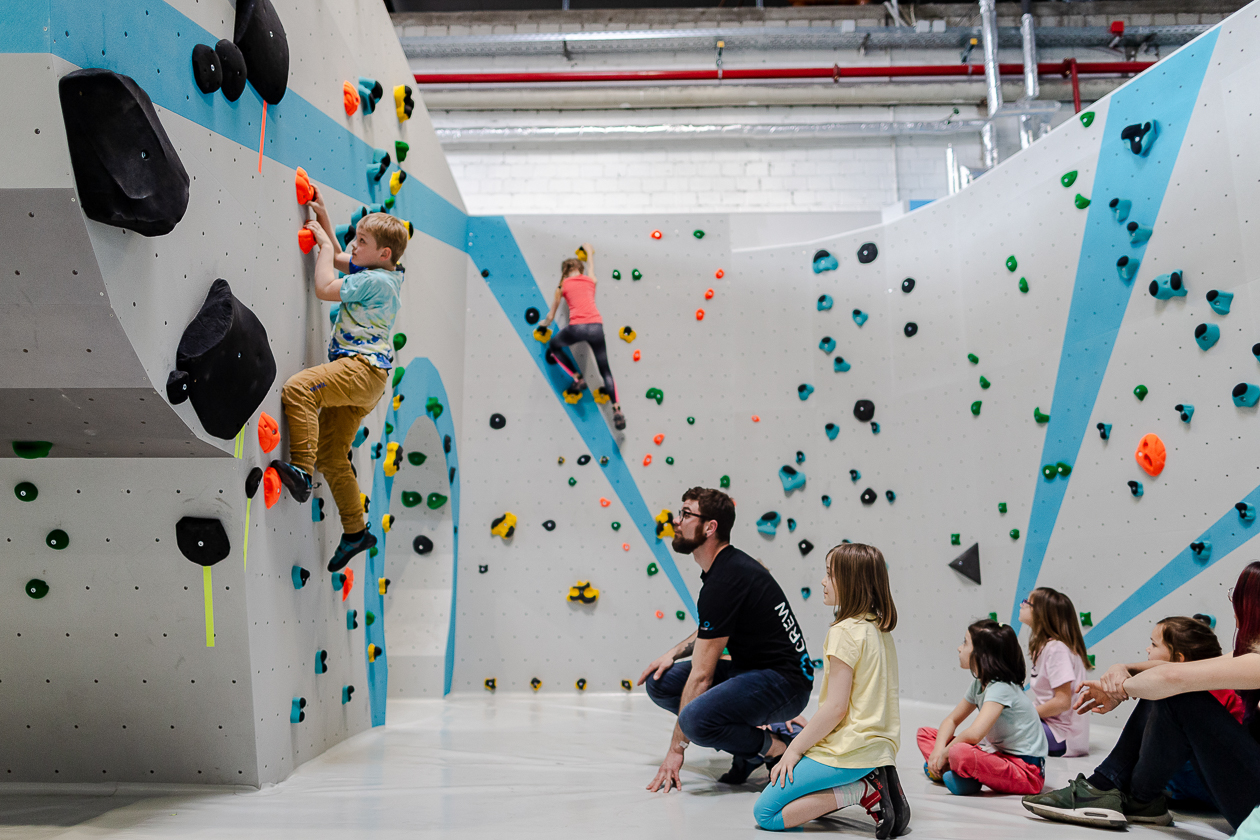 Bouldern und Klettern für Kinder und Jugendliche bei den Boulderkids in der Kinderwelt der Boulderwelt Dortmund