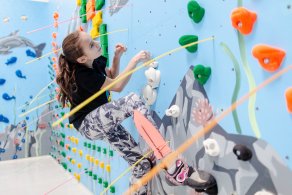 Bouldern und Klettern für Kinder und Jugendliche bei den Boulderkids in der Kinderwelt der Boulderwelt Dortmund