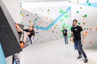 Bouldern und Klettern für Kinder und Jugendliche bei den Boulderkids in der Kinderwelt der Boulderwelt Dortmund