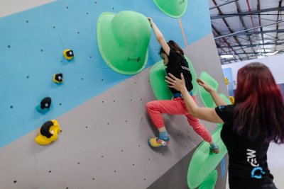 Bouldern und Klettern für Kinder und Jugendliche bei den Boulderkids in der Kinderwelt der Boulderwelt Dortmund