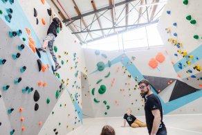 Bouldern und Klettern für Kinder und Jugendliche bei den Boulderkids in der Kinderwelt der Boulderwelt Dortmund
