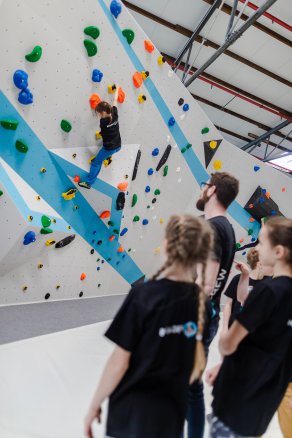 Bouldern und Klettern für Kinder und Jugendliche bei den Boulderkids in der Kinderwelt der Boulderwelt Dortmund