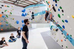 Bouldern und Klettern für Kinder und Jugendliche bei den Boulderkids in der Kinderwelt der Boulderwelt Dortmund