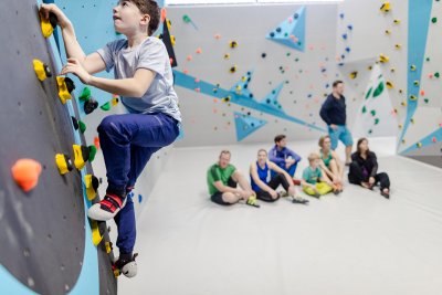 Bouldern und Klettern für Kinder und der ganzen Familie in der Kinderwelt der Boulderwelt Dortmund