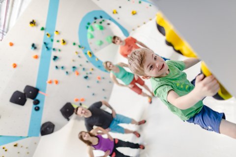 Bouldern und Klettern für Kinder und der ganzen Familie in der Kinderwelt der Boulderwelt Dortmund